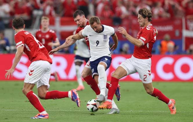 - Denmark v England, UEFA EURO, EM, Europameisterschaft,Fussball 2024, Group Stage, Group C, Deutsche Bank Park, Frankfurt Arena, Frankfurt, Germany - 20th June 2024. Harry Kane of England battles Pierre-Emile Hojbjerg of Denmark & Tottenham & Joachim Andersen of Denmark & Crystal Palace. - Denmark v England, UEFA Euro 2024, Group Stage, Group C, Deutsche Bank Park, Frankfurt Arena, Frankfurt, Germany - 20th June 2024. Frankfurt Deutsche Bank Park, Frankfurt Arena Germany Copyright: xDanxWeirx CP_Denmark_England_59