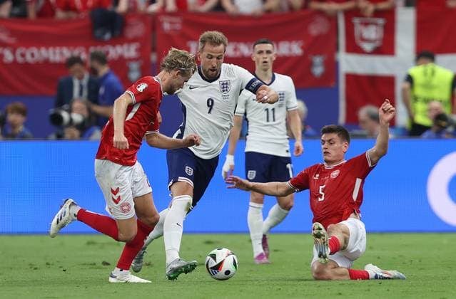- Denmark v England, UEFA EURO, EM, Europameisterschaft,Fussball 2024, Group Stage, Group C, Deutsche Bank Park, Frankfurt Arena, Frankfurt, Germany - 20th June 2024. Harry Kane of England battles Morten Hjulmand of Denmark & Sporting CP & Joakim Maehle of Denmark & Wolfsburg. - Denmark v England, UEFA Euro 2024, Group Stage, Group C, Deutsche Bank Park, Frankfurt Arena, Frankfurt, Germany - 20th June 2024. Frankfurt Deutsche Bank Park, Frankfurt Arena Germany Copyright: xDanxWeirx CP_Denmark_England_81