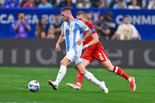 RECORD DATE NOT STATED Copa America USA 2024 Argentina vs Canada Alexis Mac Allister (L) of Argentina fights for the ball with Alistair Johnston (R) of Canada during the game between Argentina and Canada as part of the CONMEBOL Copa America USA 2024 group A, at Mercedes Benz Stadium, on June 20, 2024 in Atlanta, Georgia ATLANTA GEORGIA UNITED STATES  Copyright: xJorgexMartinezx 20240620192706_CA_GA_2024_ARG_CAN_ALLISTER82