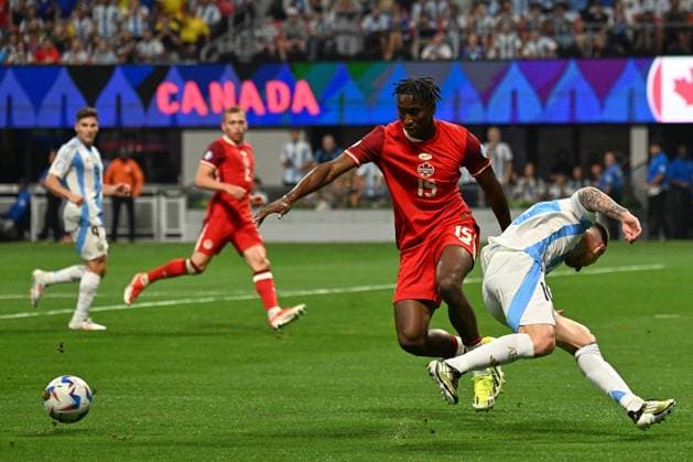 RECORD DATE NOT STATED Copa America USA 2024 Argentina vs Canada Moise Bombito (L) of Canada fights for the ball with Lionel Messi (R) of Argentina during the game between Argentina and Canada as part of the CONMEBOL Copa America USA 2024 group A, at Mercedes Benz Stadium, on June 20, 2024 in Atlanta, Georgia ATLANTA GEORGIA UNITED STATES  Copyright: xDavidxLeahx 20240620195126_CA_GA_2024_ARG_CAN_BOMBITO127
