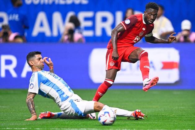 RECORD DATE NOT STATED Copa America USA 2024 Argentina vs Canada Cristian Romero (L) of Argentina fights for the ball with Alphonso Davies (R) of Canada during the game between Argentina and Canada as part of the CONMEBOL Copa America USA 2024 group A, at Mercedes Benz Stadium, on June 20, 2024 in Atlanta, Georgia ATLANTA GEORGIA UNITED STATES  Copyright: xJorgexMartinezx 20240620195846_CA_GA_2024_ARG_CAN_DAVIES135