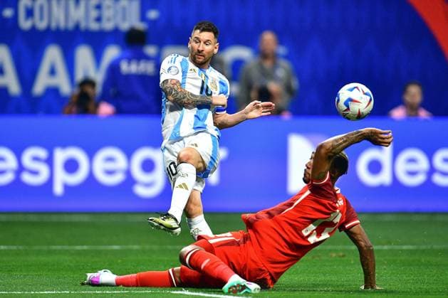 RECORD DATE NOT STATED Copa America USA 2024 Argentina vs Canada Lionel Messi (L) of Argentina fights for the ball with Derek Cornelius (R) of Canada during the game between Argentina and Canada as part of the CONMEBOL Copa America USA 2024 group A, at Mercedes Benz Stadium, on June 20, 2024 in Atlanta, Georgia ATLANTA GEORGIA UNITED STATES  Copyright: xAdrianxMaciasx 20240620201932_CA_GA_2024_ARG_CAN_MESSI153