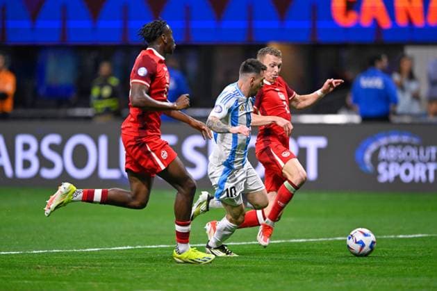 RECORD DATE NOT STATED Copa America USA 2024 Argentina vs Canada Lionel Messi (L) of Argentina fights for the ball with Alistair Johnston (R) of Canada during the game between Argentina and Canada as part of the CONMEBOL Copa America USA 2024 group A, at Mercedes Benz Stadium, on June 20, 2024 in Atlanta, Georgia ATLANTA GEORGIA UNITED STATES  Copyright: xJorgexMartinezx 20240620202823_CA_GA_2024_ARG_CAN_MESSI184