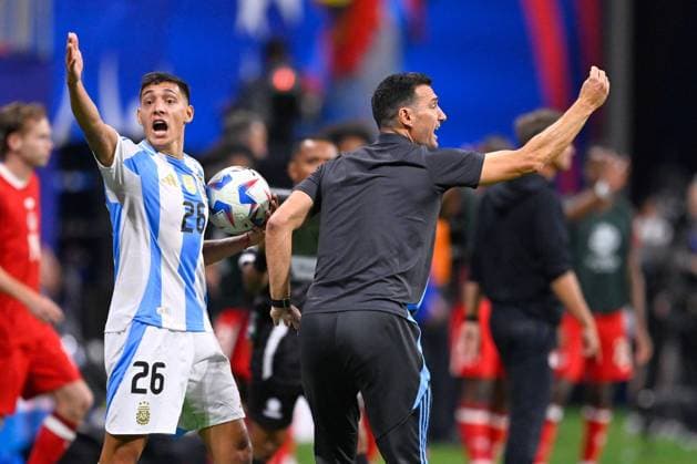 RECORD DATE NOT STATED Copa America USA 2024 Argentina vs Canada Nahuel Molina and Lionel Scalni head coach of Argentina during the game between Argentina and Canada as part of the CONMEBOL Copa America USA 2024 group A, at Mercedes Benz Stadium, on June 20, 2024 in Atlanta, Georgia ATLANTA GEORGIA UNITED STATES  Copyright: xJorgexMartinezx 20240620202827_CA_GA_2024_ARG_CAN_SCALONI181
