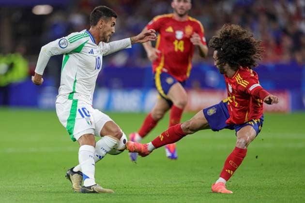 20th June 2024, Arena AufSchalke Gelsenkirchen Marc Cucurella (24 Spain) anticipates Lorenzo Pellegrini (10 Italy) during the UEFA EURO, EM, Europameisterschaft,Fussball 2024 Germany Group B football match between Spain and Italy at Arena AufSchalke Gelsenkirchen, Germany. Francesco Farina SPP (FRANCESCO FARINA SPP)  Copyright: xFRANCESCOxFARINAx xSPPx spp-en-FrFa-178A3181