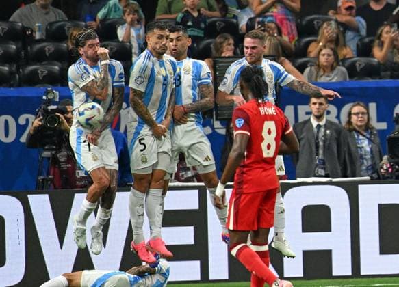RECORD DATE NOT STATED Copa America USA 2024 Argentina vs Canada Rodrigo de Paul, leandroParedes, Marcos Acuna of Argentina during the game between Argentina and Canada as part of the CONMEBOL Copa America USA 2024 group A, at Mercedes Benz Stadium, on June 20, 2024 in Atlanta, Georgia ATLANTA GEORGIA UNITED STATES  Copyright: xDavidxLeahx 20240620203557_CA_GA_2024_ARG_CAN_PAREDES211