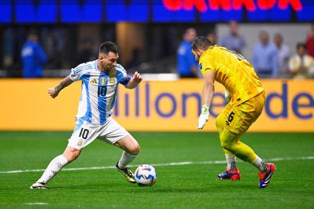 RECORD DATE NOT STATED Copa America USA 2024 Argentina vs Canada Maxime Crepeau (L) of Canada fights for the ball with Lionel Messi (R) of Argentina during the game between Argentina and Canada as part of the CONMEBOL Copa America USA 2024 group A, at Mercedes Benz Stadium, on June 20, 2024 in Atlanta, Georgia ATLANTA GEORGIA UNITED STATES  Copyright: xJorgexMartinezx 20240620203754_CA_GA_2024_ARG_CAN_MESSI215