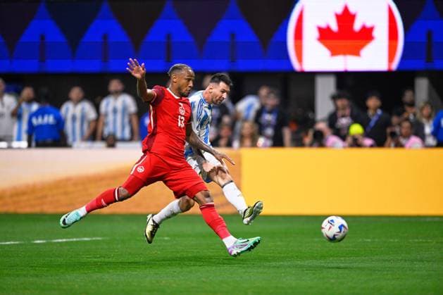 RECORD DATE NOT STATED Copa America USA 2024 Argentina vs Canada Derek Cornelius (L) of Canada fights for the ball with Lionel Messi (R) of Argentina during the game between Argentina and Canada as part of the CONMEBOL Copa America USA 2024 group A, at Mercedes Benz Stadium, on June 20, 2024 in Atlanta, Georgia ATLANTA GEORGIA UNITED STATES  Copyright: xJorgexMartinezx 20240620203757_CA_GA_2024_ARG_CAN_MESSI216