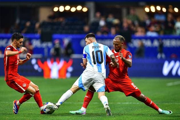 RECORD DATE NOT STATED Copa America USA 2024 Argentina vs Canada Lionel Messi (L) of Argentina fights for the ball with Derek Cornelius (R) of Canada during the game between Argentina and Canada as part of the CONMEBOL Copa America USA 2024 group A, at Mercedes Benz Stadium, on June 20, 2024 in Atlanta, Georgia ATLANTA GEORGIA UNITED STATES  Copyright: xAdrianxMaciasx 20240620210134_CA_GA_2024_ARG_CAN_MESSI245