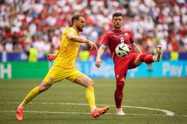 Slovenia Vs Serbia in Munich, Germany - 20 Jun 2024 Luka Jovic (R) of Serbia and Jan Oblak (L) of Slovenia seen in action during the UEFA EURO, EM, Europameisterschaft,Fussball 2024 group stage match between Slovenia and Serbia at Munich Football Arena. (Final score; Slovenia 1:1 Serbia) Munich Germany Copyright: xSergeixMikhailichenkox xSOPAxImagesx 14Mikhailichenko_Slo-Ser