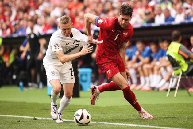 Slovenia Vs Serbia in Munich, Germany - 20 Jun 2024 Dusan Vlahovic (R) of Serbia, and Zan Karnicnik (L) of Slovenia seen in action during the UEFA EURO, EM, Europameisterschaft,Fussball 2024 group stage match between Slovenia and Serbia at Munich Football Arena. (Final score; Slovenia 1:1 Serbia) Munich Germany Copyright: xSergeixMikhailichenkox xSOPAxImagesx 32Mikhailichenko_Slo-Ser