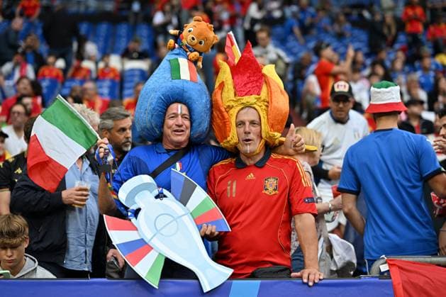 Spanish and Italian fans celebrate together 20 06 2024, European Football Championship 2024, Preliminary round, 2 Matchday Spain Italy 1 0 Gelsenkirchen Veltins Arena Nordrhein Westfalen Germany Team2
