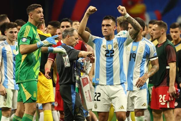 Argentina s forward Lautaro Martinez C gestures at end the Copa America USA 2024, group A, group stage match between Argentina and Canada, at Mercedes Benz stadium in Atlanta, on June 20, 2024 Argentina won by 2 0 ATLANTA UNITED STATES Copyright: xALEJANDROxPAGNIx
