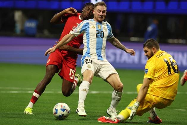 Argentina s midfielder Alexis Mac Allister C vies for the ball with Canada™s goalkeeper Maxime Crepeau R during the Copa America USA 2024, group A, group stage match between Argentina and Canada, at Mercedes Benz stadium in Atlanta, on June 20, 2024 ATLANTA UNITED STATES Copyright: xALEJANDROxPAGNIx
