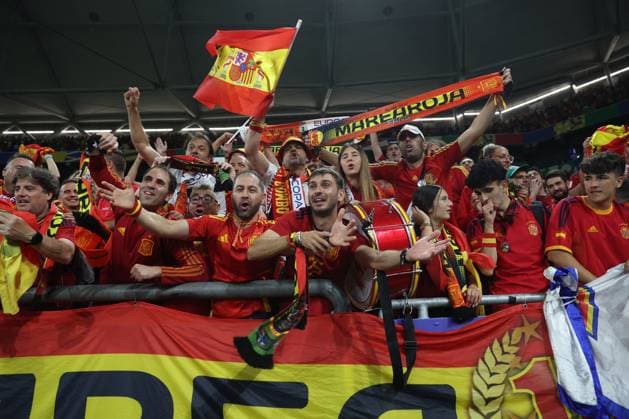 UEFA European Football Championship - UEFA EURO, EM, Europameisterschaft,Fussball 2024 - Spain vs Italy Gelsenkirchen, Germany 20.06.2024: Spanish supporters red celebrate victory at end of the UEFA EURO 2024 group stage B football match between Spain vs Italy at Veltins Arena stadium in Gelsenkirchen. Gelsenkirchen Germany  Copyright: xIPAxSport ABACAx