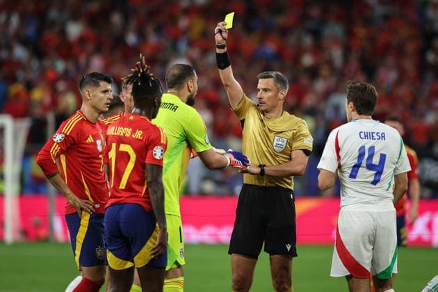 Sport Themen der Woche KW25 (240621) -- GELSENKIRCHEN, June 21, 2024 -- Goalkeeper of Italy Gianluigi Donnarumma (3rd R) receives a yellow card during the UEFA EURO, EM, Europameisterschaft,Fussball 2024 Group B match between Spain and Italy in Gelsenkirchen, Germany on June 20, 2024. ) (SP)GERMANY-GELSENKIRCHEN-FOOTBALL-EURO 2024-SPAIN VS ITALY PanxYulong 