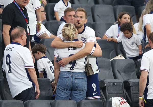 - Denmark v England, UEFA EURO, EM, Europameisterschaft,Fussball 2024, Group Stage, Group C, Deutsche Bank Park, Frankfurt Arena, Frankfurt, Germany - 20th June 2024. Harry Kane with his wife Kate Kane after the Denmark v England match in Frankfurt. - Denmark v England, UEFA Euro 2024, Group Stage, Group C, Deutsche Bank Park, Frankfurt Arena, Frankfurt, Germany - 20th June 2024. Frankfurt Deutsche Bank Park, Frankfurt Arena Germany Copyright: xDanxWeirx CP_Denmark_England_140