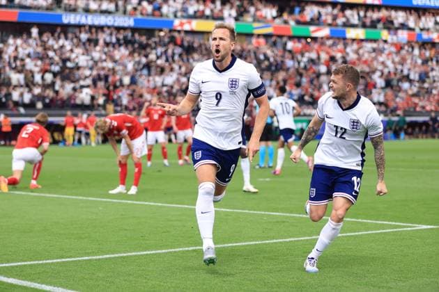 Fußball UEFA EURO 2024 Gruppe C Dänemark gegen England 20. Juni 2024 UEFA EURO 2024 Gruppe C Dänemark gegen England Harry Kane (England) feiert mit Kieran Trippier (England) nach seinem 1. Tor Foto Simon Stacpoole Abseits Frankfurt Deutschland  Copyright: xSimonxStacpoolexOffside