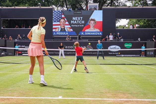 Show Match Victoria AZARENKA with Leo, ecotrans Ladies Open 2024, Berlin, LTTC Rot Weiß , 21 06 2024, Copyright: xClaudioxGärtnerx
