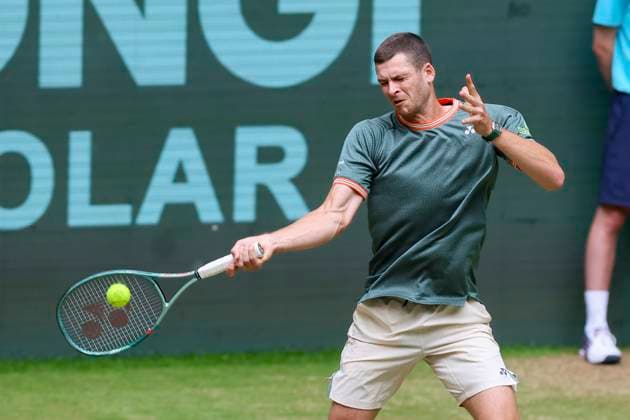 Hubert Hurkacz Poland controls the ball, TERRA WORTMANN Open 2024, Hubert Hurkacz vs Marcos Giron, Gerry Weber Stadium, 21 06 2024, Halle, Germany