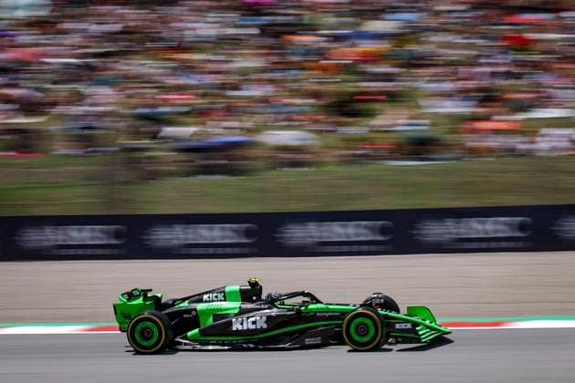 24 ZHOU Guanyu (chi), Stake F1 Team Kick Sauber C44, action during the Formula 1 Aramco Gran Premio de Espana 2024, 10th round of the 2024 Formula One World Championship, WM, Weltmeisterschaft from June 21 to 23, 2024 on the Circuit de Barcelona-Catalunya, in Montmeló, Spain - F1 - SPANISH GRAND PRIX 2024 DPPI Panoramic  240621_R10_SPAGNA_DP_EA022166_