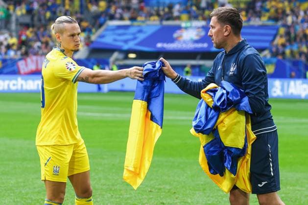 Slowakei - Ukraine 21. Juni 2024, Düsseldorf UEFA EURO Gruppe E Slowakei - Ukraine Mykhaylo Mudryk aus der Ukraine nimmt eine Ukraine-Fahne von seinem Rücken Foto Charlotte Wilson Abseits Düsseldorf Deutschland  Copyright: xCharlottexWilsonx xOffsidexOffside