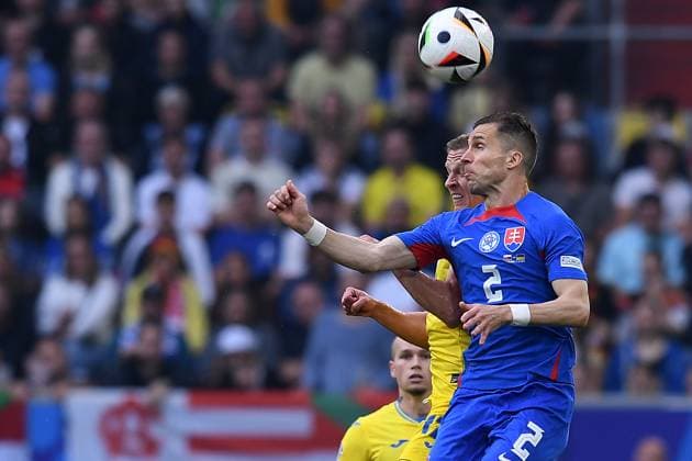 Soccer UEFA EURO 2024 Group Stage 2 Matchday Slovakia Ukraine on 21 06 2024 at Düsseldorf Arena in Düsseldorf Peter Pekarik Slovakia , front Oleksandr Sinchenko Ukraine , back xRx