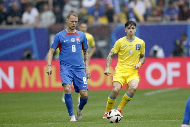 DUSSELDORF, Dusseldorf Arena , 21-06-2024 , European Football Championship Euro2024, Group stage match no.21 between Slovakia and Ukraine, Slovakia player Ondrej Duda and Ukraine player Mykola Shaparenko Slovakia - Ukraine  x25550682x Copyright: