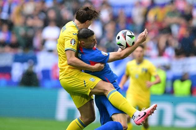 Robert Bozenik in the head to head battle with Ruslan Malinovsky during UEFA EURO, EM, Europameisterschaft,Fussball 2024 match, Slovakia - Ukraine, 21.june 2024 Dusseldorf Germany Copyright: xx DSC_6312