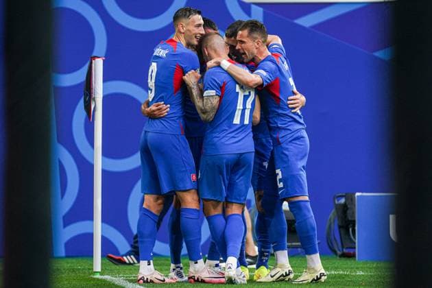 2024-06-21 Slovakia v Ukraine - Group E - UEFA EURO, EM, Europameisterschaft,Fussball 2024 DUSSELDORF, GERMANY - JUNE 21: Ivan Schranz of Slovakia celebrates the first goal with his teammates during the Group E - UEFA EURO 2024 match between Slovakia and Ukraine at Merkur Spiel-Arena on June 21, 2024 in Dusseldorf, Germany. (Photo by Joris Verwijst BSR Agency) Dusseldorf Germany Content not available for redistribution in The Netherlands directly or indirectly through any third parties. Copyright: xBSRxAgencyx