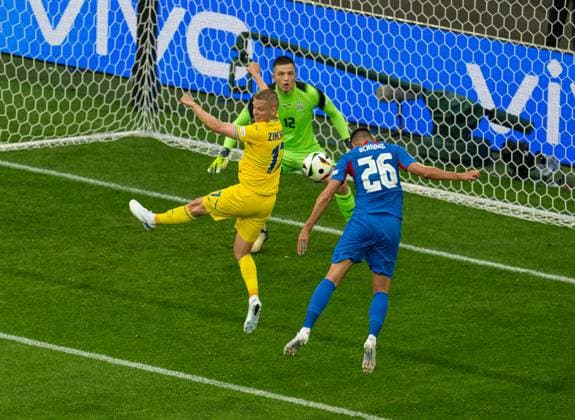 Football - UEFA EURO, EM, Europameisterschaft,Fussball 2024 - Group E - Slovakia v Ukraine DÜSSELDORF, GERMANY - Friday, June 21, 2024: Slovakia s Ivan Schranz scores the first goal during the UEFA Euro 2024 Group E match between Slovakia and Ukraine at the Düsseldorf Arena. (Photo by David Rawcliffe Propaganda) DÜSSELDORF Düsseldorf Arena NORTH RHINE-WESTPHALIA GERMANY  Copyright: xDavidxRawcliffex P2024-06-21-Slovakia_Ukraine-6