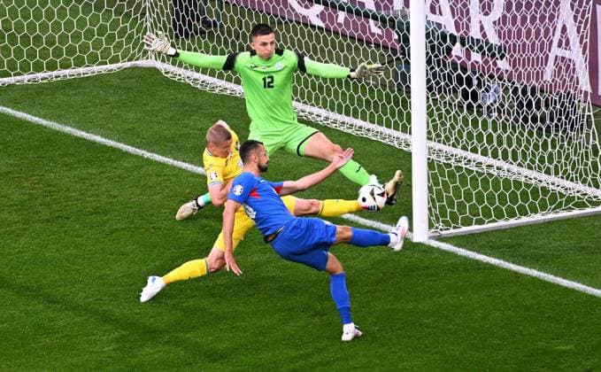 Football, European Championship, EURO 2024, Group E, Merkur Spiel Arena Düsseldorf Slovakia Ukraine David Hancko SVK , Olesandr Zinchenko UKR , Anatoliy Trubin UKR Action