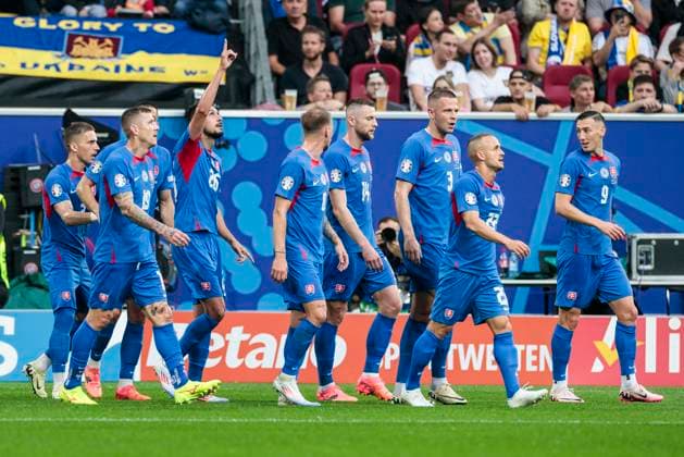 UEFA EURO 2024 Slovakia Ukraine 21 06 2024 The Slovaks celebrate after Ivan Schranz Slovakia, 26 UEFA EURO 2024 Slovakia Ukraine Arena Düsseldorf, Düsseldorf on 21 06 2024 Copyright: xBEAUTIFULxSPORTS Meuselx