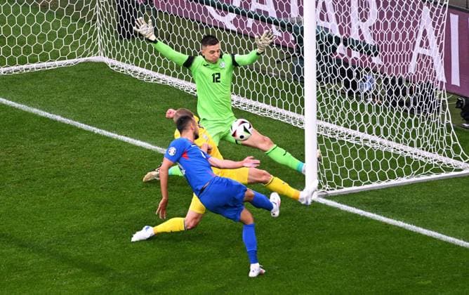 Football, European Championship, EURO 2024, Group E, Merkur Spiel Arena Düsseldorf Slovakia Ukraine David Hancko SVK , Olesandr Zinchenko UKR , Anatoliy Trubin UKR Action
