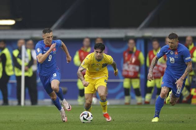 DUSSELDORF, Dusseldorf Arena , 21-06-2024 , European Football Championship Euro2024, Group stage match no.21 between Slovakia and Ukraine, Slovakia player Robert Bozenik and Slovakia player Juraj Kucowi with Ukraine player Mykola Shaparenko Slovakia - Ukraine  x25551085x Copyright: