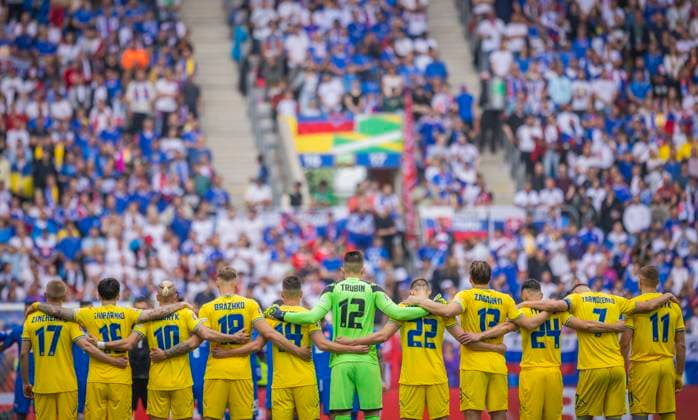 Duesseldorf, Germany 21th Jun 2024 The Ukrainian team stands together arm in arm Slovakia Ukraine Slovakia Ukraine 21 06 2024