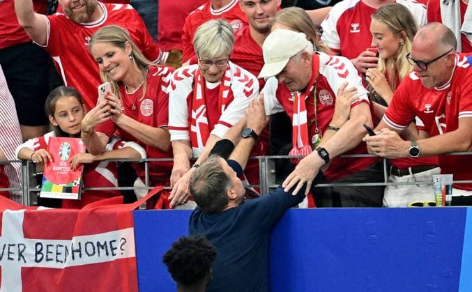 20 06 2024, xscotx, Football EM 2024, Denmark England, emspor, v l coach Kasper Hjulmand Denmark Denmark Danmarks herre fodboldlandshold with his family cheering cheering cheering cheering Frankfurt am Main