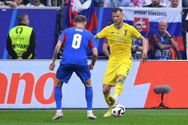 Soccer UEFA EURO 2024 Group Stage 2 Matchday Slovakia Ukraine on 21 06 2024 at Düsseldorf Arena in Düsseldorf Ondrej Duda Slovakia , left Andriy Yarmolenko Ukraine , right xRx