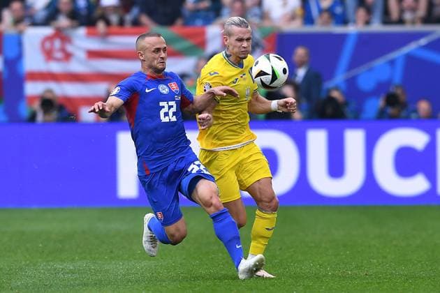 Soccer UEFA EURO 2024 Group Stage 2 Matchday Slovakia Ukraine on 21 06 2024 at Düsseldorf Arena in Düsseldorf Stanislav Lobotka Slovakia , left Mykhaylo Mudryk Ukraine , right xRx