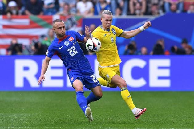 Soccer UEFA EURO 2024 Group Stage 2 Matchday Slovakia Ukraine on 21 06 2024 at Düsseldorf Arena in Düsseldorf Stanislav Lobotka Slovakia , left Mykhaylo Mudryk Ukraine , right xRx