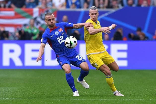 Soccer UEFA EURO 2024 Group Stage 2 Matchday Slovakia Ukraine on 21 06 2024 at Düsseldorf Arena in Düsseldorf Stanislav Lobotka Slovakia , left Mykhaylo Mudryk Ukraine , right xRx