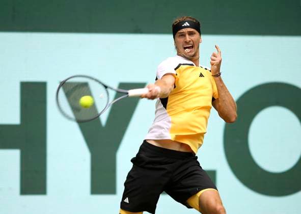 photo Alexander ZVEREV GER in a hard-fought quarter-final against Frenchman Arthur FILS Tennis Tournament Terra Wortmann Cup at Gerry Weber Sportpark OWL Arena in Halle Westfalen Fri 21 06 2024