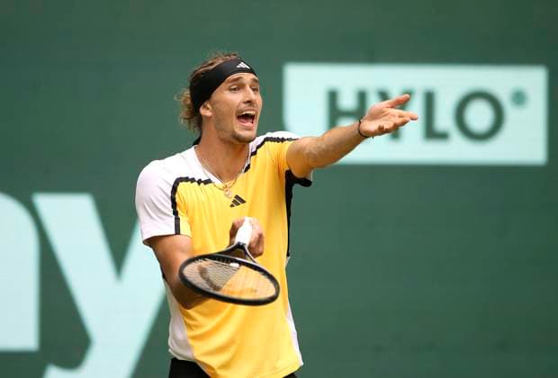 photo Alexander ZVEREV GER in a hard-fought quarter-final against Frenchman Arthur FILS Tennis Tournament Terra Wortmann Cup at Gerry Weber Sportpark OWL Arena in Halle Westfalen Fri 21 06 2024