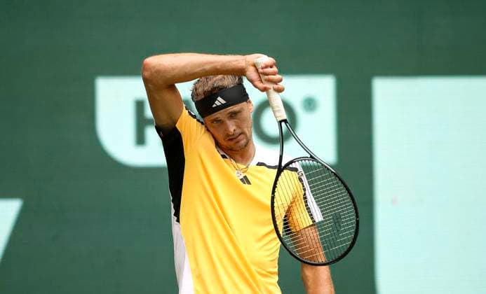 Sport Themen der Woche KW25 photo : Alexander ZVEREV (GER) in einem hart umkämpften Viertelfinale gegen den Franzosen Arthur FILS Tennis-Turnier Terra Wortmann Cup im Gerry Weber Sportpark (OWL-Arena) in Halle Westfalen Fr. 21.06.2024 *** photo Alexander ZVEREV GER in a hard-fought quarter-final against Frenchman Arthur FILS Tennis Tournament Terra Wortmann Cup at Gerry Weber Sportpark OWL Arena in Halle Westfalen Fri 21 06 2024