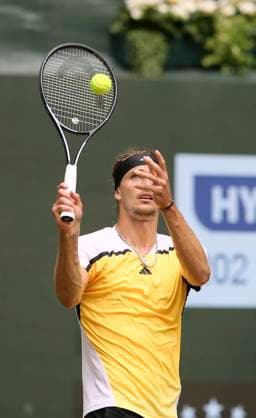 photo Alexander ZVEREV GER in a hard-fought quarter-final against Frenchman Arthur FILS Tennis Tournament Terra Wortmann Cup at Gerry Weber Sportpark OWL Arena in Halle Westfalen Fri 21 06 2024
