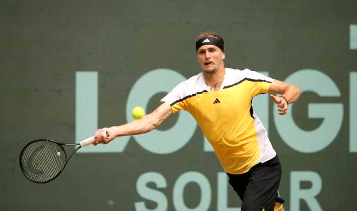 photo Alexander ZVEREV GER in a hard-fought quarter-final against Frenchman Arthur FILS Tennis Tournament Terra Wortmann Cup at Gerry Weber Sportpark OWL Arena in Halle Westfalen Fri 21 06 2024