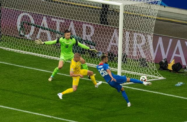 Football - UEFA EURO, EM, Europameisterschaft,Fussball 2024 - Group E - Slovakia v Ukraine DÜSSELDORF, GERMANY - Friday, June 21, 2024: Slovakia s Ivan Schranz sees his shot saved by Ukraine s goalkeeper Anatoliy Trubin during the UEFA Euro 2024 Group E match between Slovakia and Ukraine at the Düsseldorf Arena. (Photo by David Rawcliffe Propaganda) DÜSSELDORF Düsseldorf Arena NORTH RHINE-WESTPHALIA GERMANY  Copyright: xDavidxRawcliffex P2024-06-21-Slovakia_Ukraine-15