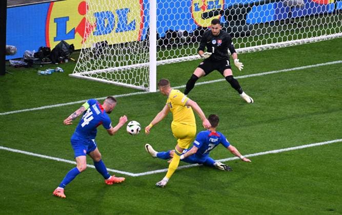 Football, European Championship, EURO 2024, Group E, Merkur Spiel Arena Düsseldorf Slovakia Ukraine Milan Skriniar SVK , Artem Dovbyk UKR , Peter Pekarik SVK , Martin Dubravka SVK Action