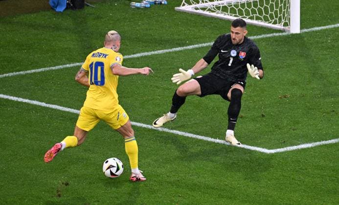 Football, European Championship, EURO 2024, Group E, Merkur Spiel Arena Düsseldorf Slovakia Ukraine Mykhailo Mudryk UKR , Martin Dubravka SVK Action