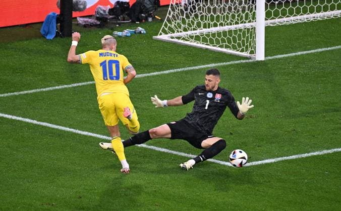 Football, European Championship, EURO 2024, Group E, Merkur Spiel Arena Düsseldorf Slovakia Ukraine Mykhailo Mudryk UKR , Martin Dubravka SVK Action